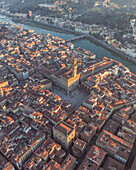 Luftaufnahme der Piazza della Signoria und der Kathedrale Santa Maria del Fiore in der Innenstadt von Florenz bei Sonnenuntergang, Florenz, Toskana, Italien
