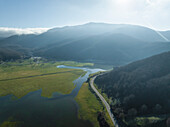 Luftaufnahme des Laceno-Sees (Lago Laceno), eines Stausees auf einem hoch gelegenen Berg in Bagnoli Irpino, Avellino, Irpinia, Kampanien, Italien