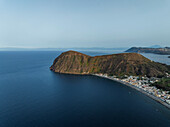 Luftaufnahme von Punta della Jalera in der kleinen Stadt Canneto an der Mittelmeerküste, Lipari, Äolische Inseln, Sizilien, Italien
