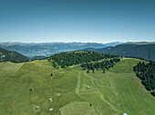 Luftaufnahme des Bergrückens auf der Seiser Alm in den Dolomiten, Trentino, Südtirol in Norditalien.
