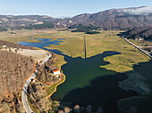 Luftaufnahme des Laceno-Sees (Lago Laceno), eines Stausees auf einem hoch gelegenen Berg in Bagnoli Irpino, Avellino, Irpinia, Kampanien, Italien