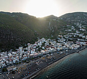 Luftaufnahme der kleinen Stadt Canneto an der Mittelmeerküste, Lipari, Äolische Inseln, Sizilien, Italien