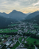 Luftaufnahme von Valle di Cadore, einer kleinen Stadt in einem Tal zwischen den Dolomiten bei Sonnenuntergang, Venetien, Belluno, Italien.
