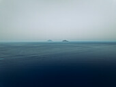 Luftaufnahme der Inseln Stromboli und Panarea, Archipel der Äolischen Inseln, Sizilien, Italien.