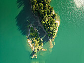 Luftaufnahme der Insel Caprioli (Isola dei Caprioli) am Cadore-See (Lago di Cadore) in den Dolomiten, Belluno, Venetien, Italien