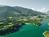 Luftaufnahme von Calalzo di Cadore, einer kleinen Stadt am Lago di Cadore (Cadore-See) in den Dolomiten, Belluno, Venetien, Italien