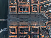 Luftaufnahme der Piazza Vittorio Veneto im Stadtzentrum von Turin bei Sonnenuntergang entlang des Flusses Po, Turin, Piemont, Italien.