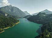 Luftaufnahme des Lago di Cadore (Cadore-See) in den Dolomiten, Belluno, Venetien, Italien.