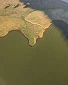 Luftaufnahme des Laceno-Sees (Lago Laceno), eines Stausees auf einem hoch gelegenen Berg in Bagnoli Irpino, Avellino, Irpinia, Kampanien, Italien