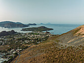 Luftaufnahme der Insel Lipari von der Insel Vulcano aus gesehen, Archipel der Äolischen Inseln, Sizilien, Italien.
