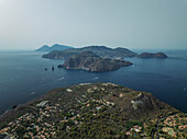 Luftaufnahme der Insel Lipari von der Insel Vulcano aus gesehen, Archipel der Äolischen Inseln, Sizilien, Italien.
