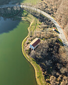 Luftaufnahme einer Straße entlang des Laceno-Sees (Lago Laceno), eines Stausees auf einem hoch gelegenen Berg in Bagnoli Irpino, Avellino, Irpinia, Kampanien, Italien