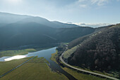 Luftaufnahme einer Straße entlang des Laceno-Sees (Lago Laceno), eines Stausees auf einem hoch gelegenen Berg in Bagnoli Irpino, Avellino, Irpinia, Kampanien, Italien