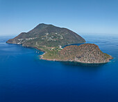 Luftaufnahme der Insel Filicudi, Archipel der Äolischen Inseln, Sizilien, Italien.