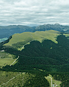 Luftaufnahme des Bergrückens von Resciesa im Naturpark Puez-Geisler, Dolomiten, Trentino, Südtirol in Norditalien.