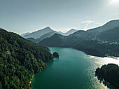 Luftaufnahme des Lago di Cadore (Cadore-See) in den Dolomiten, Belluno, Venetien, Italien.