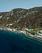 Luftaufnahme der Insel Lipari, Archipel der Äolischen Inseln, Sizilien, Italien.