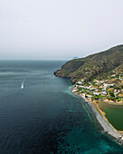 Luftaufnahme von Santa Marina Salina, Insel Salina, Archipel der Äolischen Inseln, Sizilien, Italien.