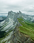 Luftaufnahme von Seceda, einem beliebten Berggipfel in den Dolomiten in der Geislergruppe im Naturpark Puez-Geisler in Südtirol in Norditalien.