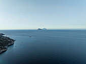 Luftaufnahme der Inseln Stromboli und Panarea bei Sonnenuntergang, Mittelmeer, Äolische Inseln, Lipari, Sizilien, Italien.