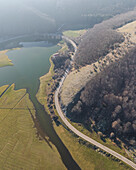 Luftaufnahme einer Straße entlang des Laceno-Sees (Lago Laceno), eines Stausees auf einem hoch gelegenen Berg in Bagnoli Irpino, Avellino, Irpinia, Kampanien, Italien