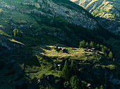 Luftaufnahme von Bergholzhäusern an den Berghängen in Zermatt, Schweizer Alpen, Wallis, Schweiz.
