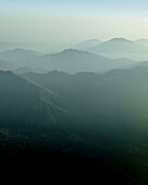 Luftaufnahme einer Berglandschaft vom Aussichtspunkt Ripe della Falconara auf dem Monte Terminio, Serino, Kampanien, Avellino, Italien
