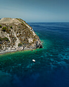 Luftaufnahme von Booten entlang der Küste, Insel Lipari, Archipel der Äolischen Inseln, Sizilien, Italien.