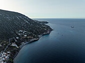 Luftaufnahme der Insel Lipari bei Sonnenuntergang, Archipel der Äolischen Inseln, Sizilien, Italien.