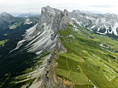 Luftaufnahme von Seceda, einem beliebten Berggipfel in den Dolomiten in der Geislergruppe im Naturpark Puez-Geisler in Südtirol in Norditalien.