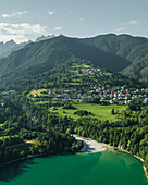 Luftaufnahme von Calalzo di Cadore, einer kleinen Stadt am Lago di Cadore (Cadore-See) in den Dolomiten, Belluno, Venetien, Italien