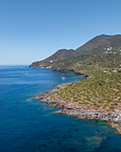 Luftaufnahme der Insel Filicudi, Archipel der Äolischen Inseln, Sizilien, Italien.