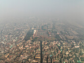 Luftaufnahme des belebten Chandni Chowk mit der historischen Jama Masjid und dem pulsierenden Stadtzentrum, Neu-Delhi, Indien.