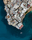 Luftaufnahme von Polignano, einer kleinen Stadt in weißer Architektur an der Adria in der Nähe von Bari, Apulien, Italien.