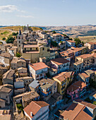 Luftaufnahme von Cairano aus der Vogelperspektive, einer kleinen Gemeinde auf einem Hügel inmitten der Landschaft, Irpinia, Avellino, Italien