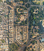 Luftaufnahme einer belebten Stadtlandschaft mit dichten Gebäuden und Grünanlagen, Ajmeri Gate, Neu-Delhi, Indien.