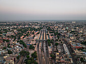 Luftaufnahme einer belebten Stadtlandschaft mit Eisenbahn und Bahnhof, Kote Gate, Bikaner, Indien.