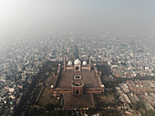 Luftaufnahme der historischen Jama-Masjid-Moschee, umgeben von einer belebten Stadtlandschaft, Alt-Delhi, Indien.