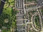 Luftaufnahme eines schönen Wohnviertels mit Häusern, Straßen, Bäumen, Park und Fluss, York, England