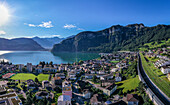 Luftaufnahme des malerischen Vierwaldstättersees mit Stadt, Bergen und Eisenbahn, Hergiswil, Schweiz.