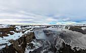 Luftaufnahme des gefrorenen Wasserfalls Dettifoss, Reykjahlid, Island.