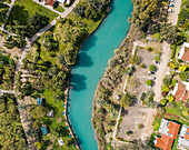 Luftaufnahme von bewirtschafteten Feldern mit Hügeln im Hintergrund und dem Kibbutzim-Bach, Nir David, Nordbezirk, Israel