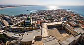 Luftaufnahme der Hospitalfestung, der Al-Jazzar-Moschee und der übrigen Altstadt, Altstadt von Akko, Israel.