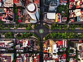 Drohnenansicht der Fuente de la Diana und der umliegenden Wolkenkratzer am Paseo de la Reforma in Mexiko-Stadt bei Tageslicht, Mexiko