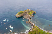 Luftaufnahme des Drachensteins aus Game of Thrones, Gaztelugatxe, Spanien.