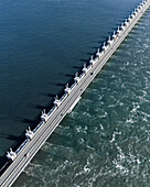 Drohnenaufnahme des Sturmflutwehrs Oosterscheldekering, Brücke und Wasserwehr, Niederlande.