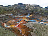Luftaufnahme eines Geothermiegebiets mit Dampf und Felsen, Geothermiegebiet Seltun, Island.