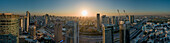 Panorama-Luftaufnahme Wolkenkratzer im Finanzviertel bei Sonnenuntergang, Tel Aviv, Zentrum, Israel.