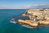 Luftaufnahme des alten mittelalterlichen Hafens und der Lagune in Akko, Nordbezirk, Israel.