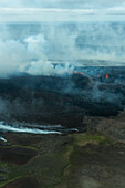 Luftaufnahme des majestätischen Vulkans Fagradalsfjall mit Rauch und Lava inmitten einer wunderschönen Landschaft, Grindavik, Island.